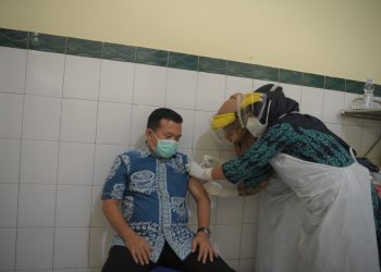 Bupati H Al Haris Suntik Vaksin Covid-19 Tahap Kedua