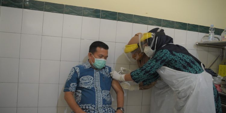 Bupati H Al Haris Suntik Vaksin Covid-19 Tahap Kedua