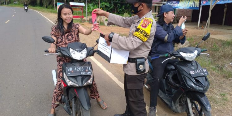 Polsek Muara Sabak Lakukan Operasi disiplin Prokes di jalur Lintas
