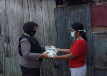 Tim 3 Srikandi Squad-01 Polres Merangin Bagikan Bantuan Sembako Ke Masyarakat