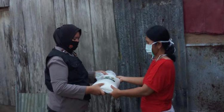 Tim 3 Srikandi Squad-01 Polres Merangin Bagikan Bantuan Sembako Ke Masyarakat