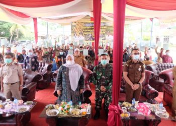 Bupati Muaro Jambi Serahkan Sertipikat Tanah dan Beri Bantuan di Desa Tebat Patah