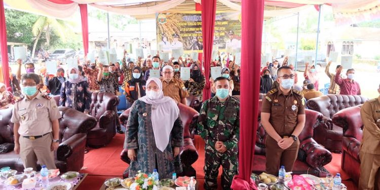 Bupati Muaro Jambi Serahkan Sertipikat Tanah dan Beri Bantuan di Desa Tebat Patah