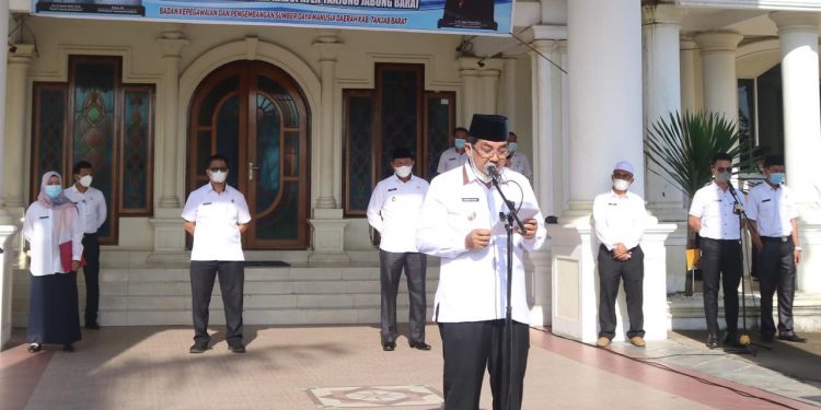 Bupati Anwar Sadat Serahkan 146 SK PNS