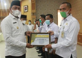 Wabup Hairan Beri Penghargaan Kepada Desa Yang Berprestasi