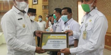 Wabup Hairan Beri Penghargaan Kepada Desa Yang Berprestasi