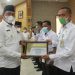 Wabup Hairan Beri Penghargaan Kepada Desa Yang Berprestasi