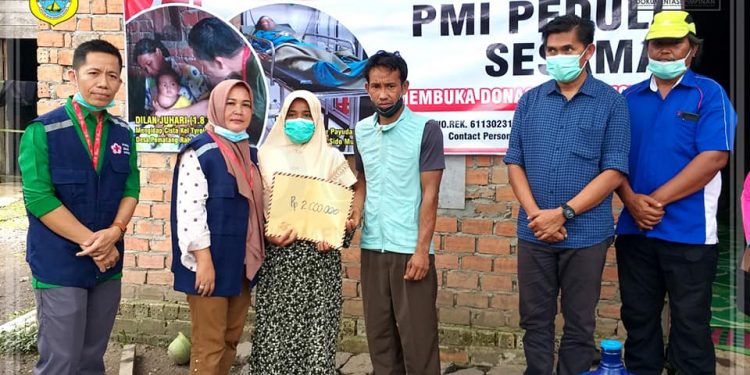 Ketua PMI Kabupaten Tanjab Timur Salurkan Bantuan Untuk Bocah Penderita Tumor