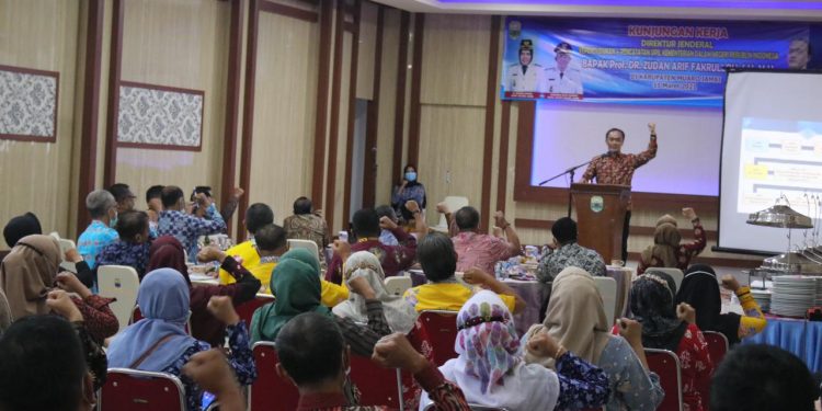 Dihadapan Kadis Dukcapil Se Provinsi Jambi, Dirjen Dukcapil Paparkan  Cara Kemendagri Bantu Atasi Stunting 