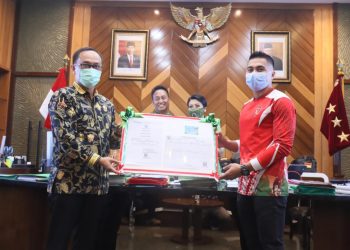 Menerima Dokumen Kependuduan Baru Dari Dirjen Dukcapil, Aprilio “Lanang” Perkasa Manganang : Saya Seperti Terlahir Kembali
