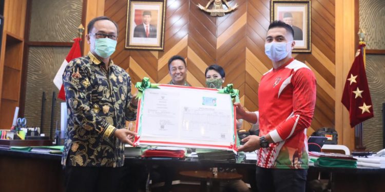 Menerima Dokumen Kependuduan Baru Dari Dirjen Dukcapil, Aprilio “Lanang” Perkasa Manganang : Saya Seperti Terlahir Kembali