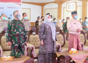Bupati Masnah Mengikuti Penyerahan Sertifikat Gratis Secara Simbolis oleh Presiden RI
