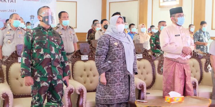 Bupati Masnah Mengikuti Penyerahan Sertifikat Gratis Secara Simbolis oleh Presiden RI