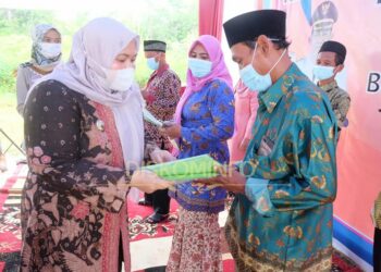 Secara Simbolis, Bupati Masnah Serahkan Sertifikat Tanah Ke Masyarakat