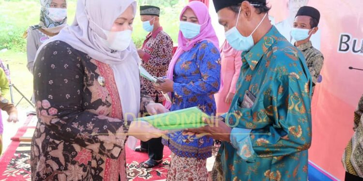 Secara Simbolis, Bupati Masnah Serahkan Sertifikat Tanah Ke Masyarakat