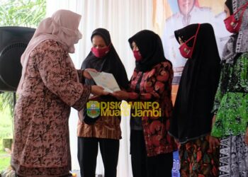 Bupati Masnah Berikan Sertipikat Tanah Ke Masyarakat Dua Desa di Sungai Gelam