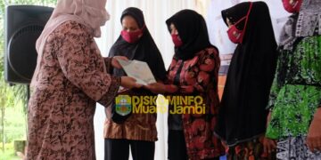 Bupati Masnah Berikan Sertipikat Tanah Ke Masyarakat Dua Desa di Sungai Gelam