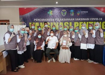 Bupati Batanghari Beserta Istri Ikuti Program Vaksinasi