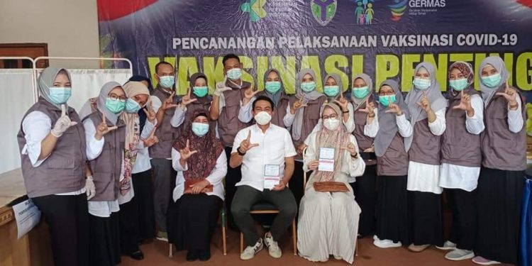 Bupati Batanghari Beserta Istri Ikuti Program Vaksinasi