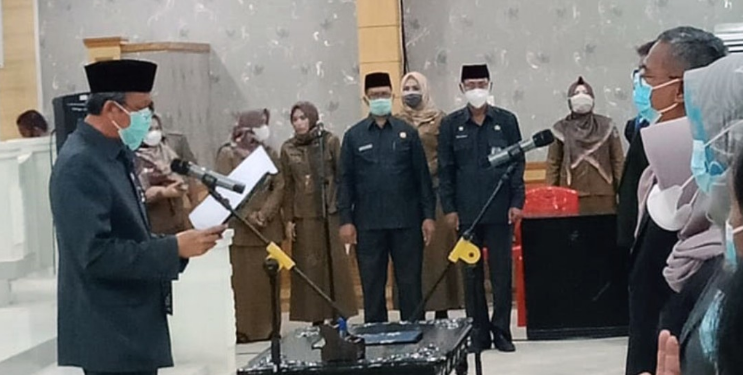 Sekda Tanjab Barat Lantik 94 Tenaga Fungsional Kesehatan dan Inspektorat