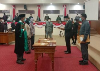 Bunga Fitrianingsih dan Jamilah dari Dapil III Merlung Resmi Dilantik Jadi Anggota DPRD Tanjab Barat
