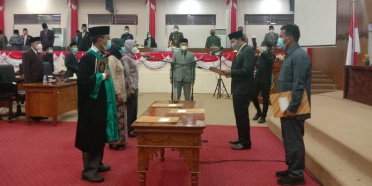 Bunga Fitrianingsih dan Jamilah dari Dapil III Merlung Resmi Dilantik Jadi Anggota DPRD Tanjab Barat