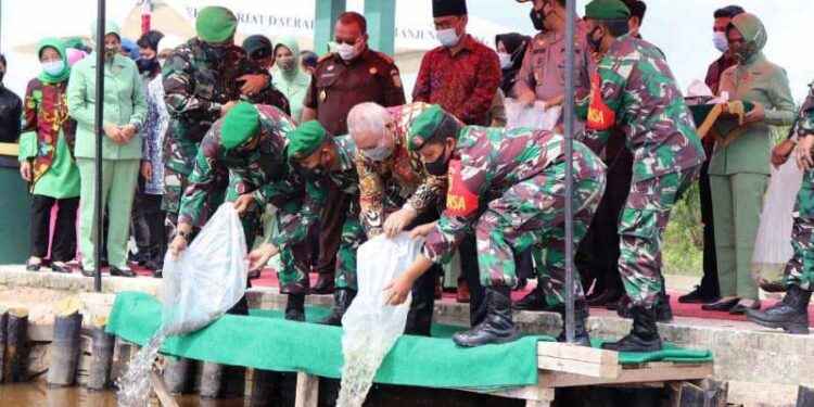 Bupati Safrial Tabur Benih Ikan Air Tawar Bersama Danrem 042/Gapu