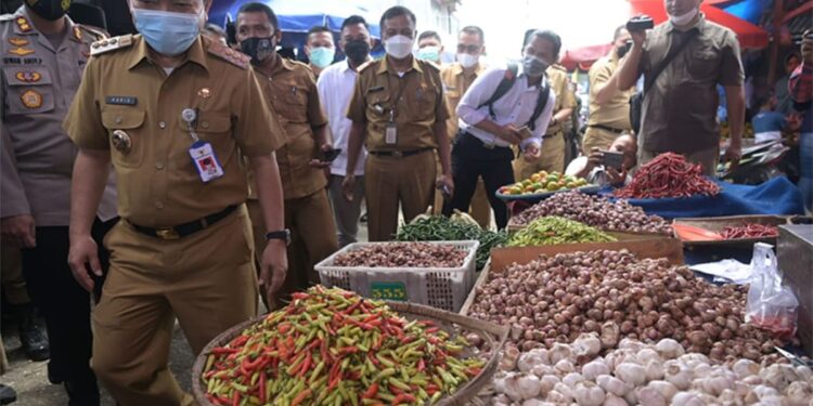 Pastikan Stok Sembako Cukup, Bupati H Al Haris Sidak Ke Bulog Dan Pasar 