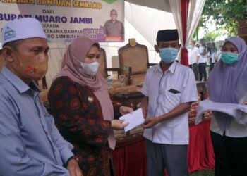 Bupati Masnah Serahkan Bansos dan Bedah Rumah