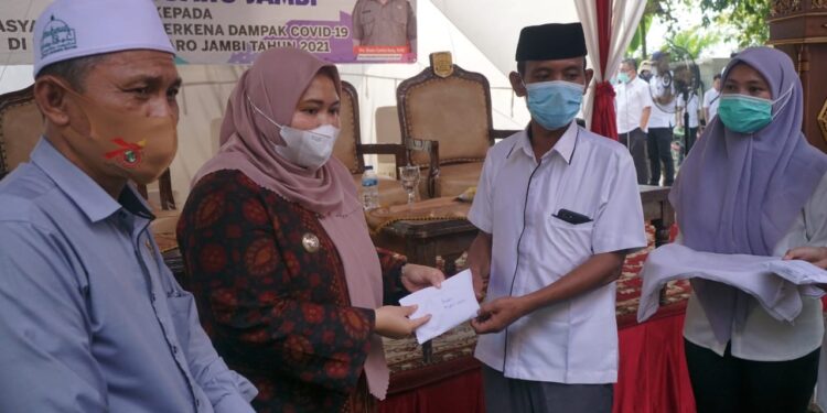 Bupati Masnah Serahkan Bansos dan Bedah Rumah