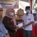 Bupati Masnah Serahkan Bansos dan Bedah Rumah