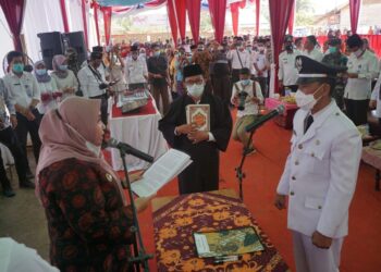 Bupati Masnah Hadiri Peresmian Desa Persiapan dan Pelantikkan Pejabat Kepala Desa