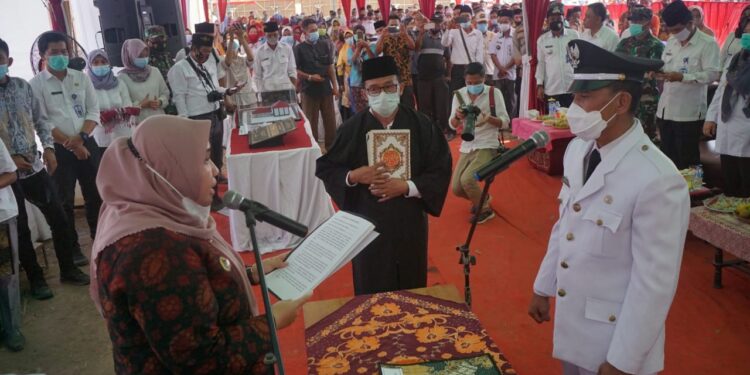Bupati Masnah Hadiri Peresmian Desa Persiapan dan Pelantikkan Pejabat Kepala Desa