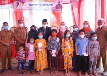 Bupati Masnah Serahkan Bantuan Covid-19, Himbau Masyarakat Tetap Patuhi 3M