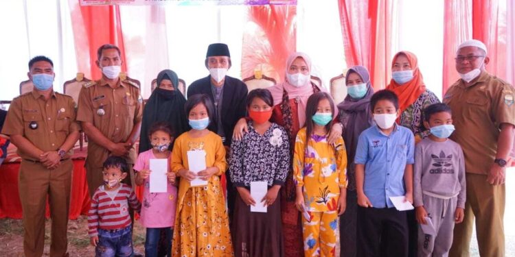 Bupati Masnah Serahkan Bantuan Covid-19, Himbau Masyarakat Tetap Patuhi 3M