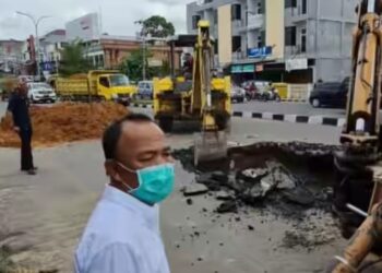 Kadis PUPR M Fauzi Tinjau Lokasi Amblasnya Jalan di Pattimura