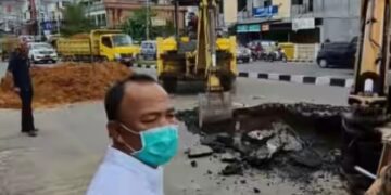 Kadis PUPR M Fauzi Tinjau Lokasi Amblasnya Jalan di Pattimura