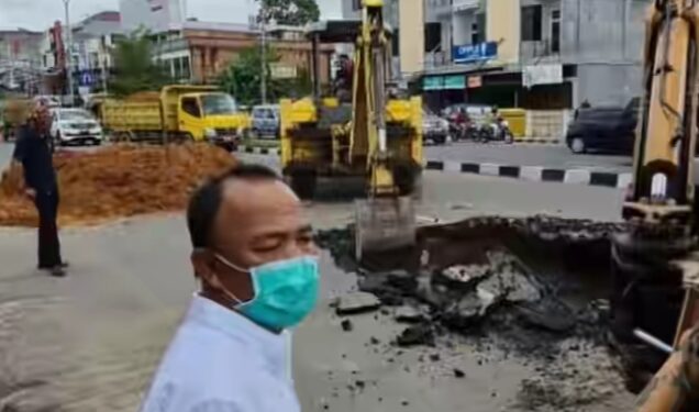 Kadis PUPR M Fauzi Tinjau Lokasi Amblasnya Jalan di Pattimura