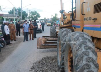 Pastikan Perbaikan Jalan Lancar, Bupati Anwar Sadat Turun Langsung ke Lokasi