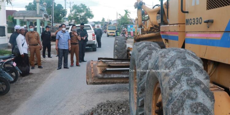 Pastikan Perbaikan Jalan Lancar, Bupati Anwar Sadat Turun Langsung ke Lokasi