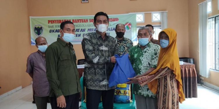 Bupati Batanghari Serahkan Ratusan Paket Sembako di BKAD Muara Bulian