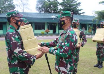 Dandim 0420/Sarko Bagikan Bingkisan THR Idul Fitri 1442 H Kepada Prajurit Dan PNS