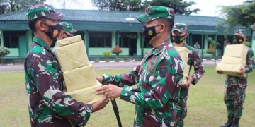 Dandim 0420/Sarko Bagikan Bingkisan THR Idul Fitri 1442 H Kepada Prajurit Dan PNS