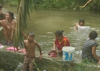 Warga Desa Sungai Ulak Harus Menempuh 4 Km Untuk Dapatkan Sungai Yang Jernih Keperluan Mandi Dan Mencuci