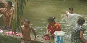 Warga Desa Sungai Ulak Harus Menempuh 4 Km Untuk Dapatkan Sungai Yang Jernih Keperluan Mandi Dan Mencuci