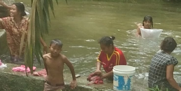 Warga Desa Sungai Ulak Harus Menempuh 4 Km Untuk Dapatkan Sungai Yang Jernih Keperluan Mandi Dan Mencuci