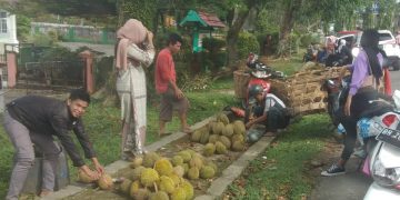 Usai Lebaran, Buah Durian Mulai Banyak Di Jual Di Merangin