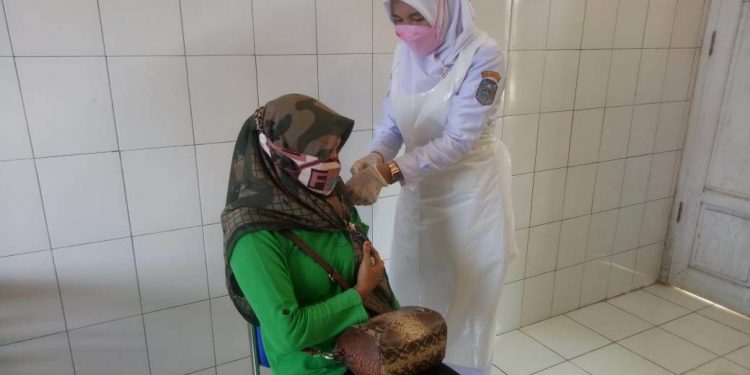 Anggota Persit KCK Cabang XXVII Kodim 0420/Sarko Laksanakan Vaksinasi Tahap I