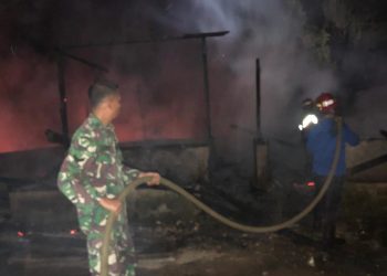 Koramil 420-04 Sarolangun Bantu Padamkan Api Yang Melalap Rumah Semi Permanen