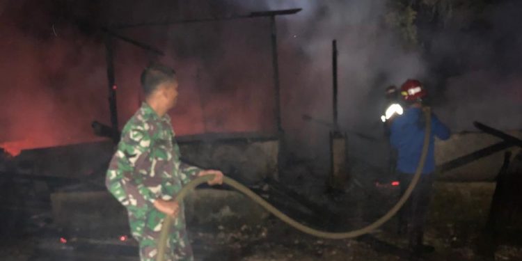 Koramil 420-04 Sarolangun Bantu Padamkan Api Yang Melalap Rumah Semi Permanen